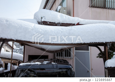 雪の重みで壊れたカーポートの屋根 雪の重みで壊れたカーポートの屋根 121695887