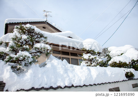 屋根に積もった雪 121695890