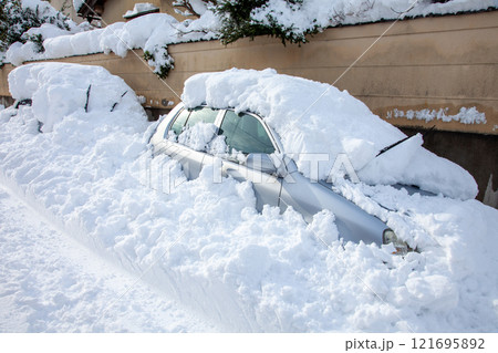 大雪で雪を被った路上駐車のクルマ 大雪で雪を被った路上駐車のクルマ 121695892