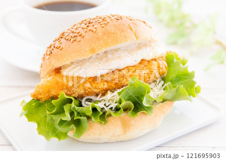 おいしいフィッシュバーガーとホットコーヒー 121695903