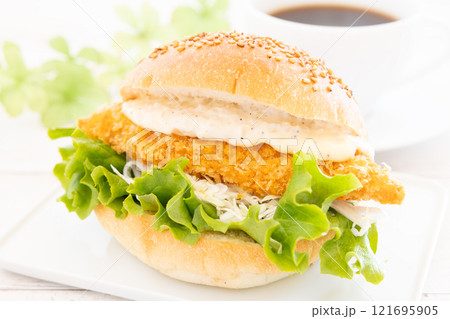 おいしいフィッシュバーガーとホットコーヒー 121695905