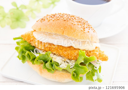 おいしいフィッシュバーガーとホットコーヒー 121695906