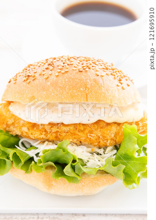 おいしいフィッシュバーガーとホットコーヒー 121695910