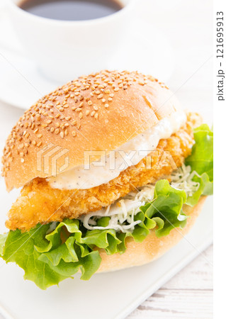 おいしいフィッシュバーガーとホットコーヒー 121695913