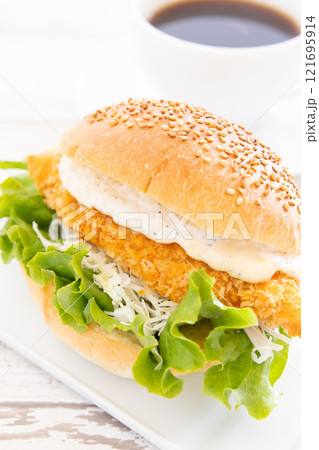 おいしいフィッシュバーガーとホットコーヒー 121695914