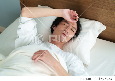 寝込むミドル男性 121696023