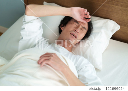 寝込むミドル男性 121696024