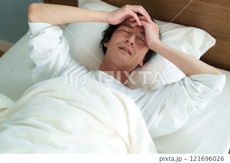 寝込むミドル男性 121696026