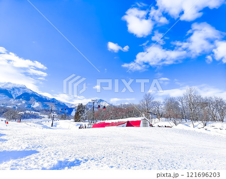 スキー場のスカイケーブル乗り場からみた景色 (赤倉観光リゾートスキー場) スキー場のスカイケーブル乗り場からみた景色 (赤倉観光リゾートスキー場) 121696203