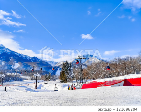スキー場のスカイケーブル乗り場からみた景色 (赤倉観光リゾートスキー場) 121696204