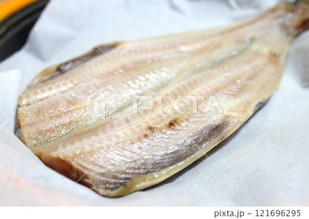 電子レンジ調理器でホッケを焼く 121696295