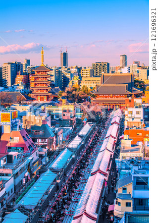 日本の東京都市景観 大晦日。ほとんどが外国人…コロナ禍前を超える外国人観光客らで賑わう浅草寺＝31日 121696321