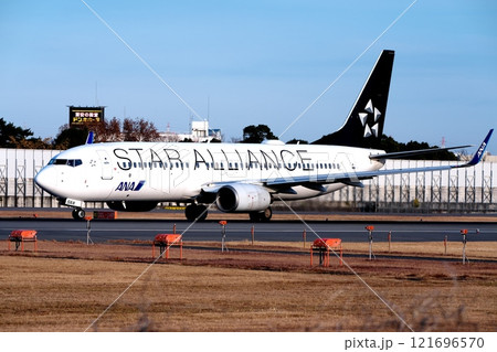 離陸する飛行機 離陸する飛行機 121696570
