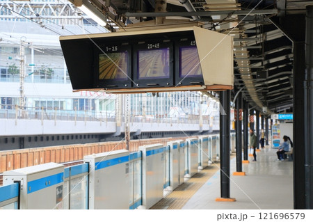 駅ホームの端にある監視モニター ホームの安全を守るカメラモニター 駅ホームの端にある監視モニター ホームの安全を守るカメラモニター 121696579