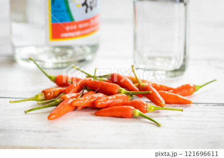 ガラス瓶に入った唐辛子 121696611