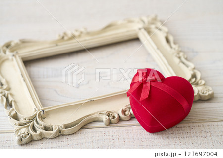 赤いハート型のギフトボックス バレンタインイメージ 赤いハート型のギフトボックス バレンタインイメージ 121697004