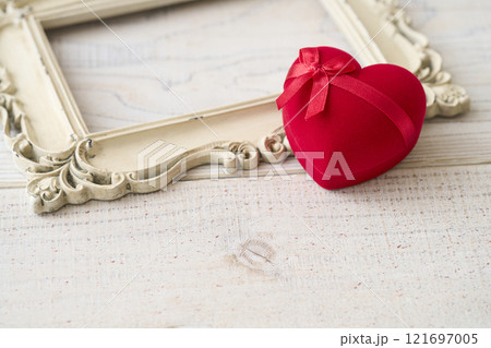 赤いハート型のギフトボックス　バレンタインイメージ 121697005