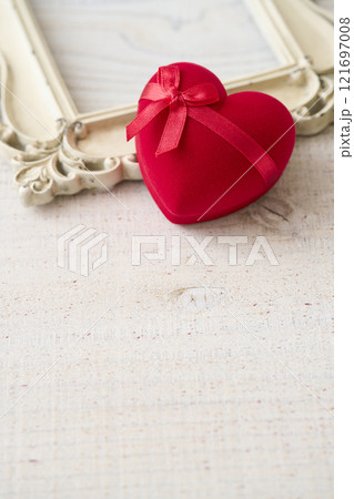 赤いハート型のギフトボックス　バレンタインイメージ 121697008