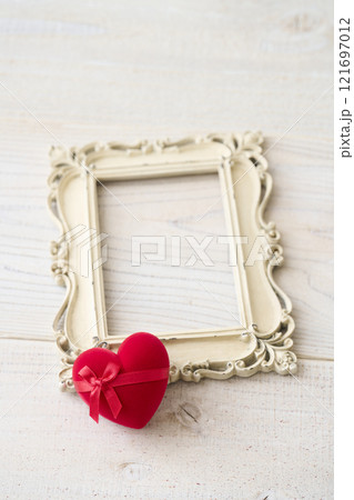 赤いハート型のギフトボックス　バレンタインイメージ 121697012