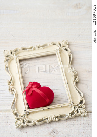 赤いハート型のギフトボックス　バレンタインイメージ 121697018