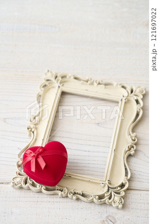 赤いハート型のギフトボックス　バレンタインイメージ 121697022