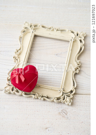 赤いハート型のギフトボックス バレンタインイメージ 赤いハート型のギフトボックス バレンタインイメージ 121697023