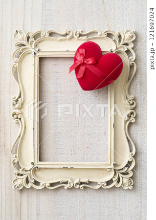 赤いハート型のギフトボックス　バレンタインイメージ 121697024