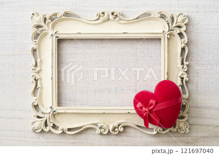 赤いハート型のギフトボックス　バレンタインイメージ 121697040