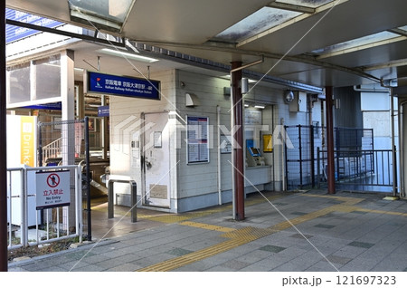 京阪大津京駅（京阪電車）石山坂本線の駅舎 121697323