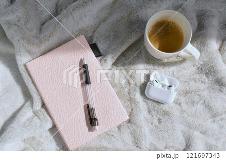 コーヒータイムに手帳とペンとイヤホンでブレイク 121697343