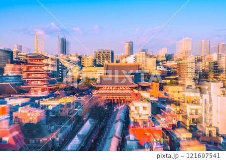 日本の東京都市景観 大晦日。コロナ禍前を超える外国人観光客らで賑わう浅草寺。新時代へ=31日 日本の東京都市景観 大晦日。コロナ禍前を超える外国人観光客らで賑わう浅草寺。新時代へ=31日 121697541