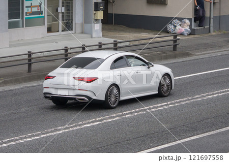 セダン車　道路走行 121697558