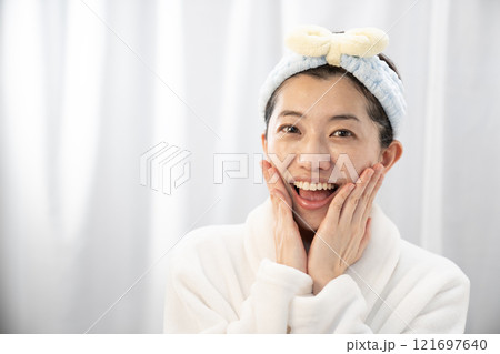 スキンケアをして微笑む女性 121697640