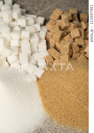 Types of sugar - cane unrefined and white beet refined, crystalline and in the form of cubes. 121697981