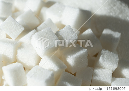 White refined beet sugar in the form of crystals and cubes. 121698005