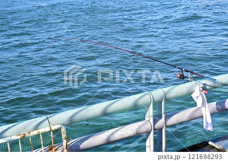 竿受けで固定されている状態の釣り 121698293