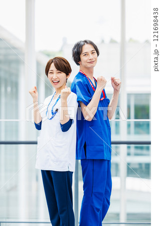 病院で働く若い医療従事者 121698438