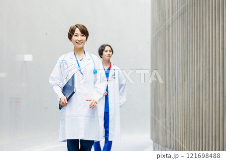 病院で働く男性医師と女性医師 病院で働く男性医師と女性医師 121698488