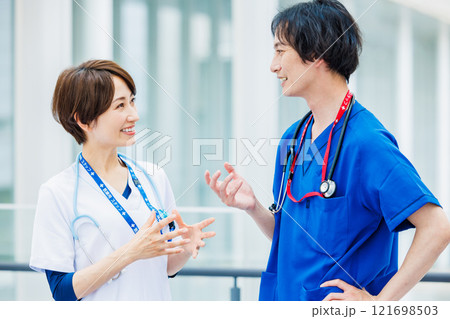 病院で働く若い医療従事者 病院で働く若い医療従事者 121698503