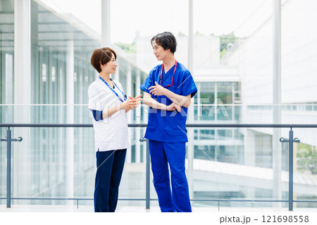 医療施設で働く若い医師と看護師 医療施設で働く若い医師と看護師 121698558