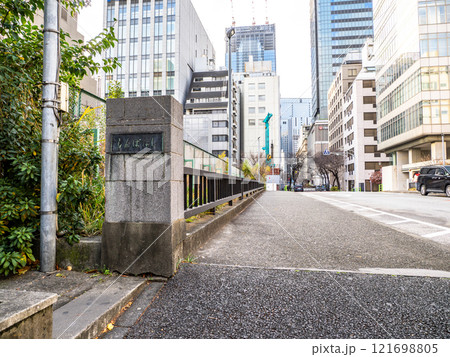 かつての楓川に架かる「新場橋」の親柱と石銘板（東京都中央区） 121698805