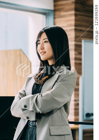 腕を組んで微笑む女性・ビジネスウーマン 121699269