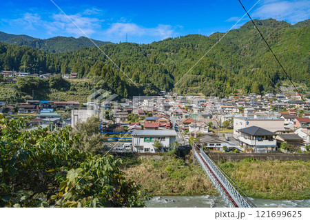 浜松市の水窪駅から見た水窪の街並みの風景(静岡県) 121699625