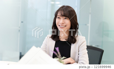笑顔で対話をする女性・ビジネスウーマン 笑顔で対話をする女性・ビジネスウーマン 121699946