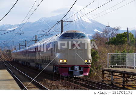 正月連休の旅行客を乗せて冠雪の大山をバックに山陰本線を走る出雲行きの下り寝台特急サンライズ出雲91号 正月連休の旅行客を乗せて冠雪の大山をバックに山陰本線を走る出雲行きの下り寝台特急サンライズ出雲91号 121701173