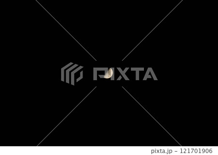 山梨県北杜市、神無月十一日の月齢8.3の上弦の月 121701906