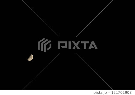 山梨県北杜市、神無月十一日の月齢8.3の上弦の月 121701908