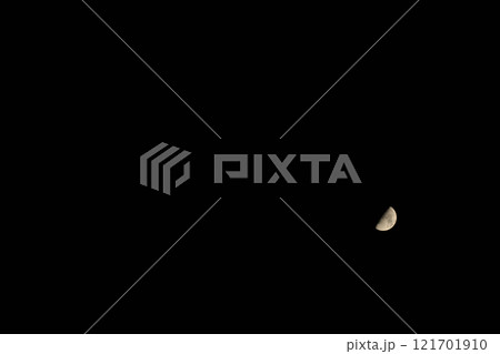 山梨県北杜市、神無月十一日の月齢8.3の上弦の月 121701910