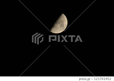 山梨県北杜市、神無月十一日の上弦の月 121701952