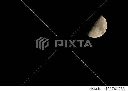 山梨県北杜市、神無月十一日の上弦の月 山梨県北杜市、神無月十一日の上弦の月 121701953